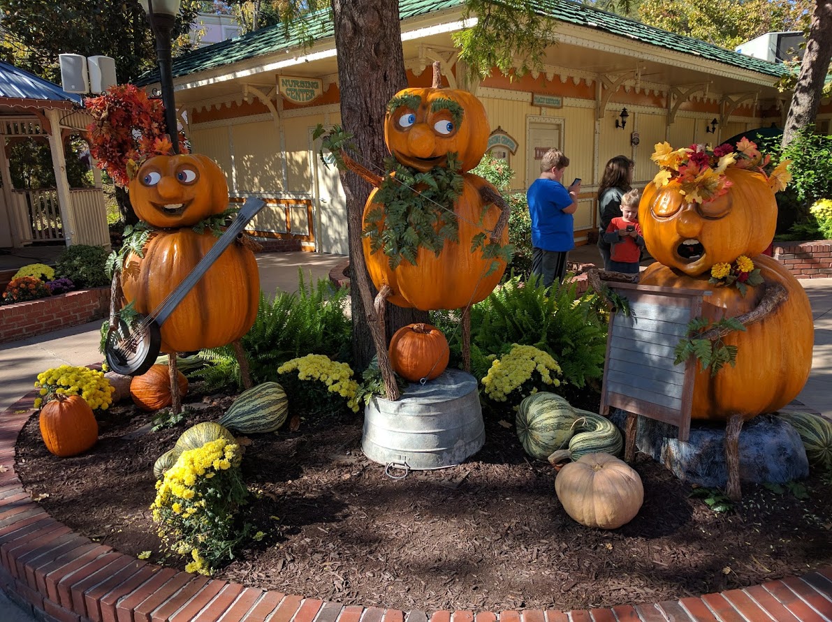 Dollywood fall decorations